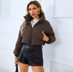 Urban Elegance – Cropped Pufferjacke