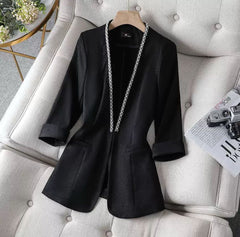 Eisglanz – Eleganter Damenblazer mit Perlenbesatz