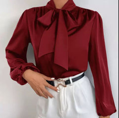 Samtglanz – Elegante Schleifenbluse in Weinrot