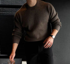 “Kastanienklang – Herrenpullover in Dunkelbraun”