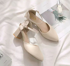 Elegance Chic – Damen Riemchenpumps in Creme
