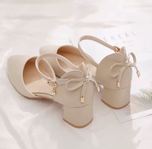 Elegance Chic – Damen Riemchenpumps in Creme