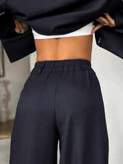 “Urban Elegance – Zweiteiler mit Cropped Blazer”