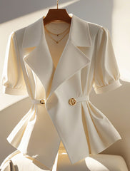 Élégance Blanche – Taillierte Kurzarm-Blazerbluse mit Goldakzenten