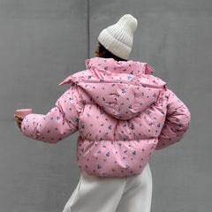 “Blossom Puffer” – Geblümte Daunenjacke in Rosa & Weiß | Welalux