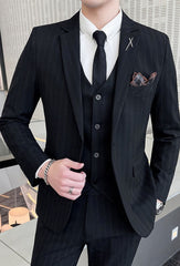 Mitternachtslinie – Business-Anzug in Nadelstreifen