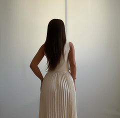 Elena – Elegantes Faltenkleid mit Rosenakzenten