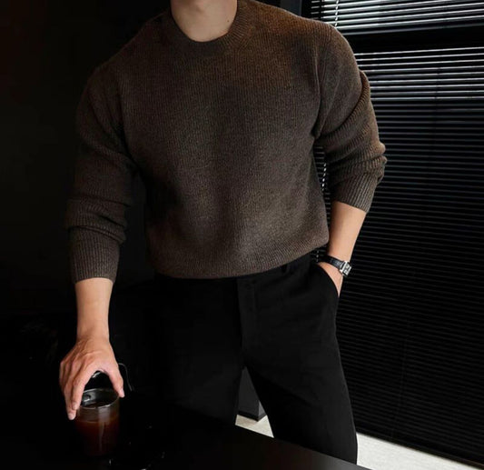 “Kastanienklang – Herrenpullover in Dunkelbraun”