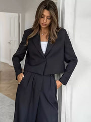 “Urban Elegance – Zweiteiler mit Cropped Blazer”