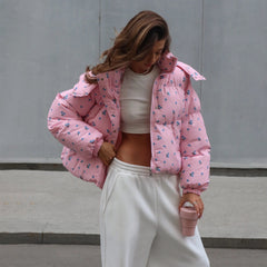 “Blossom Puffer” – Geblümte Daunenjacke in Rosa & Weiß | Welalux