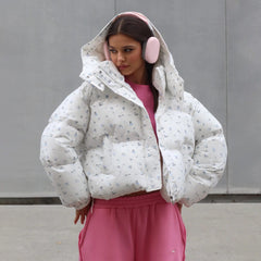 “Blossom Puffer” – Geblümte Daunenjacke in Rosa & Weiß | Welalux