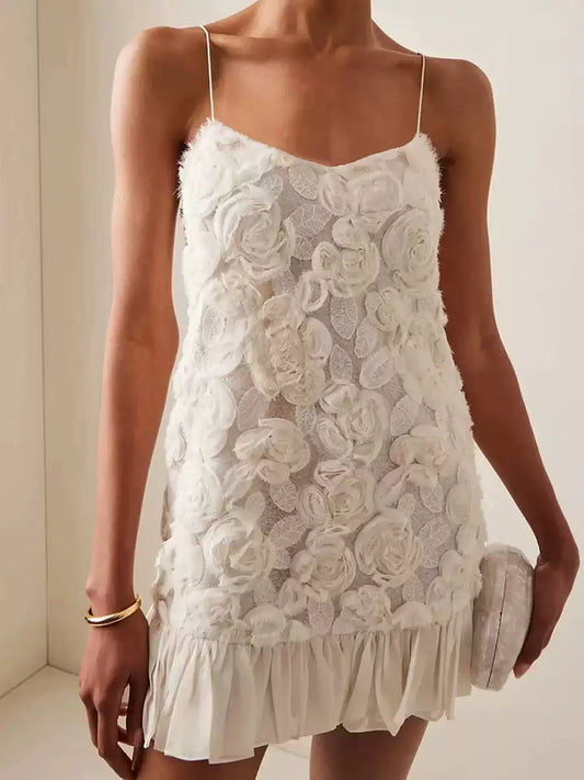 Romantisches Französisches Trägerkleid mit 3D-Blumen & Falten