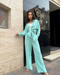 plain long-sleeved shirt with lapels & casual trousers in European-American style