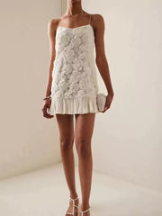 Romantisches Französisches Trägerkleid mit 3D-Blumen & Falten