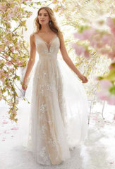 Elegantes Abendkleid mit floraler Spitze