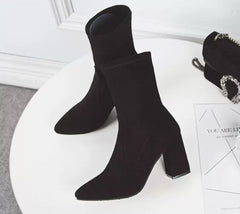 Velvety Chic” – Schwarze Stiefeletten mit Blockabsatz