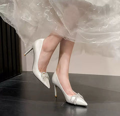 Elegance Pearl – Brautpumps mit Strass-Schleife