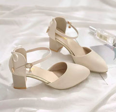 Elegance Chic – Damen Riemchenpumps in Creme