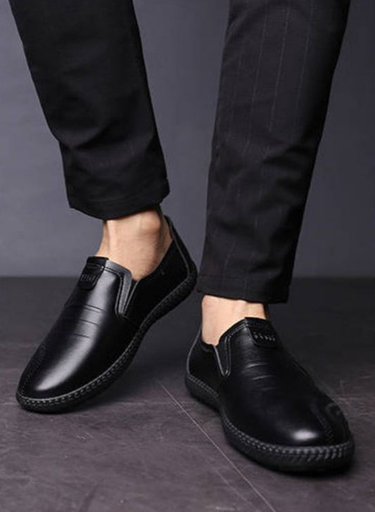 Schwarzlicht – Eleganter Slip-On für Herren