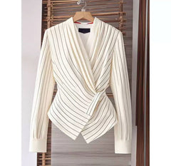 Linia Élegance – Wickelbluse mit Streifencharme