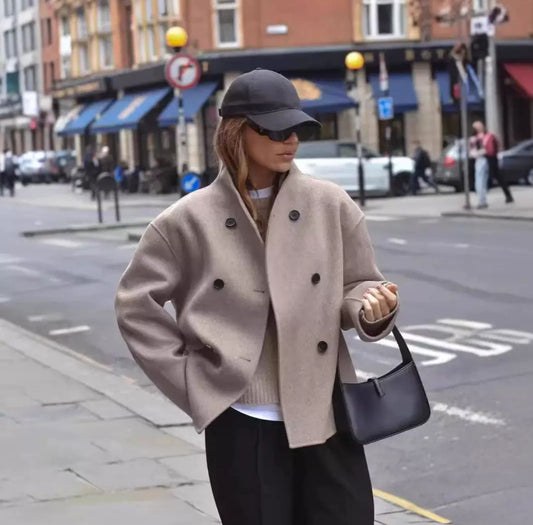 Urban Elegance – Oversized Wolljacke in Taupe