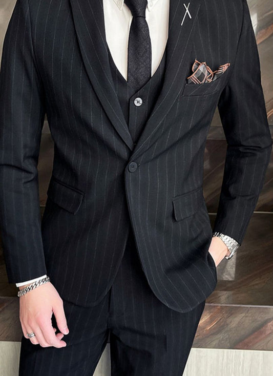 Mitternachtslinie – Business-Anzug in Nadelstreifen
