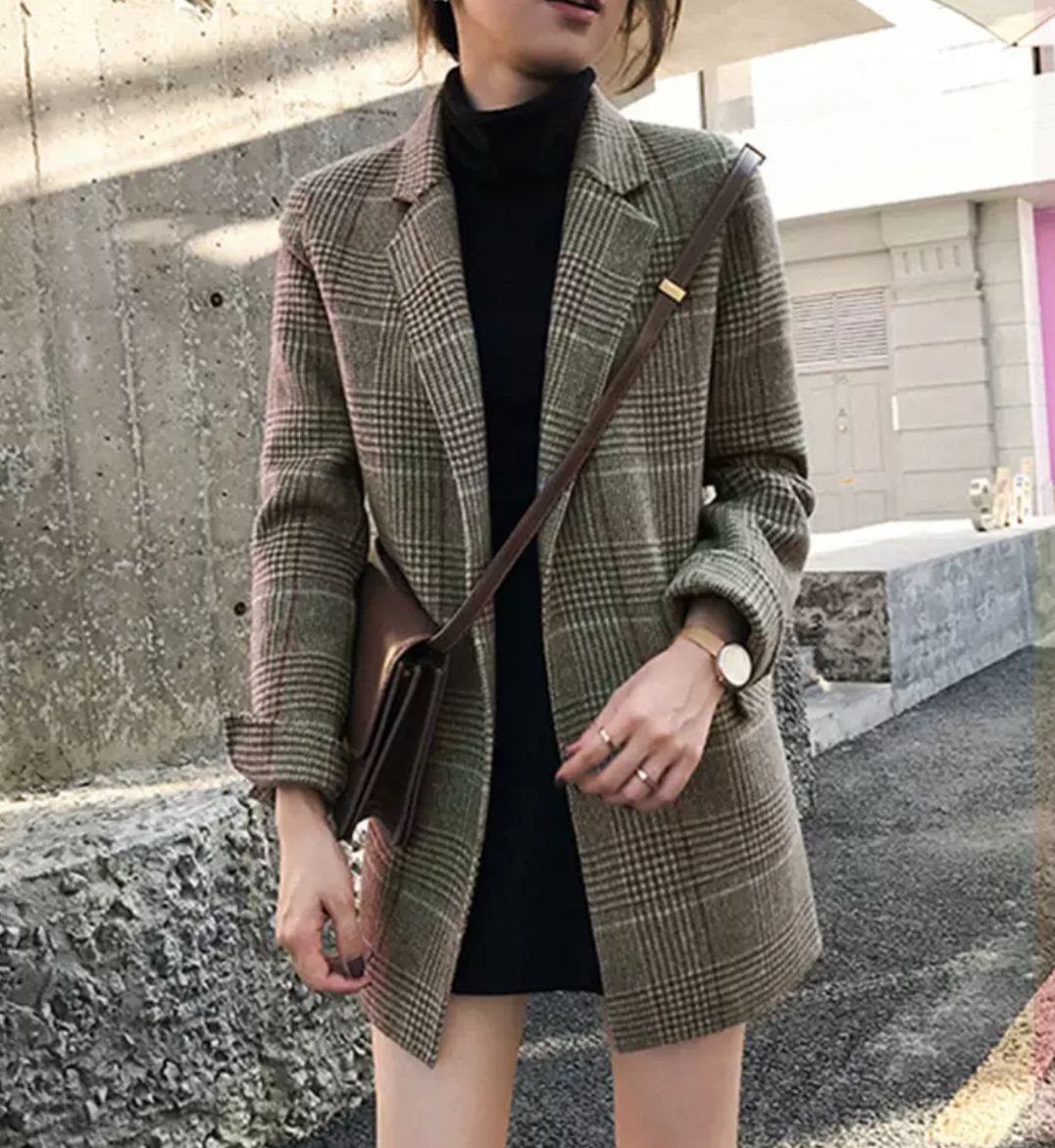 Stadtpoesie“ – Eleganter Karo-Blazer für selbstbewusste Auftritte