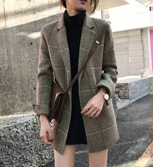 Stadtpoesie“ – Eleganter Karo-Blazer für selbstbewusste Auftritte