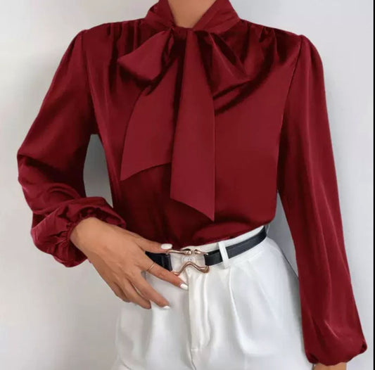 Samtglanz – Elegante Schleifenbluse in Weinrot
