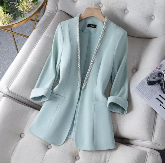 Eisglanz – Eleganter Damenblazer mit Perlenbesatz