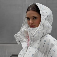 “Blossom Puffer” – Geblümte Daunenjacke in Rosa & Weiß | Welalux
