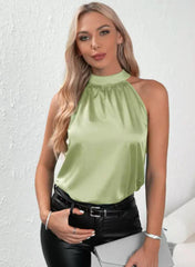 Samtglanz – Satin-Top mit Stehkragen