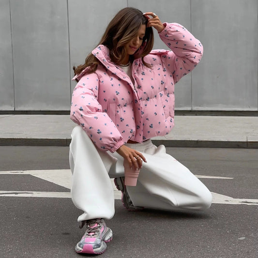 “Blossom Puffer” – Geblümte Daunenjacke in Rosa & Weiß | Welalux