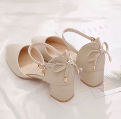 Elegance Chic – Damen Riemchenpumps in Creme