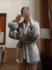 Luxuriöser Wollmantel mit Fuchspelz – Elegant & Zeitlos in Grau