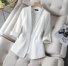 Eisglanz – Eleganter Damenblazer mit Perlenbesatz