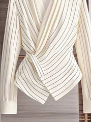 Linia Élegance – Wickelbluse mit Streifencharme