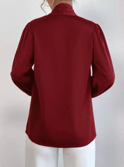 Samtglanz – Elegante Schleifenbluse in Weinrot