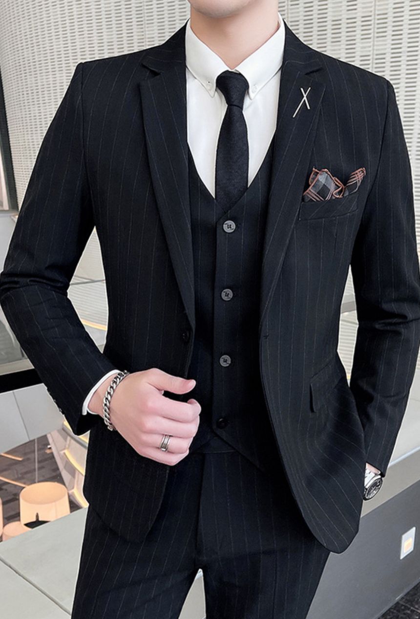 Mitternachtslinie – Business-Anzug in Nadelstreifen