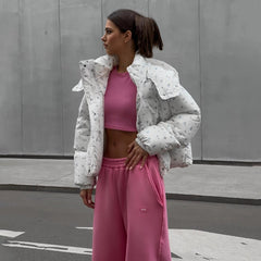 “Blossom Puffer” – Geblümte Daunenjacke in Rosa & Weiß | Welalux