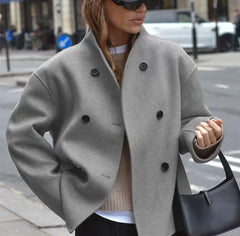 Urban Elegance – Oversized Wolljacke in Taupe