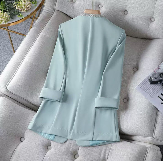 Eisglanz – Eleganter Damenblazer mit Perlenbesatz