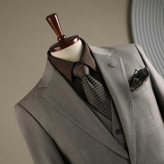 Gentleman Taupe – Dreiteiliger Premium-Anzug