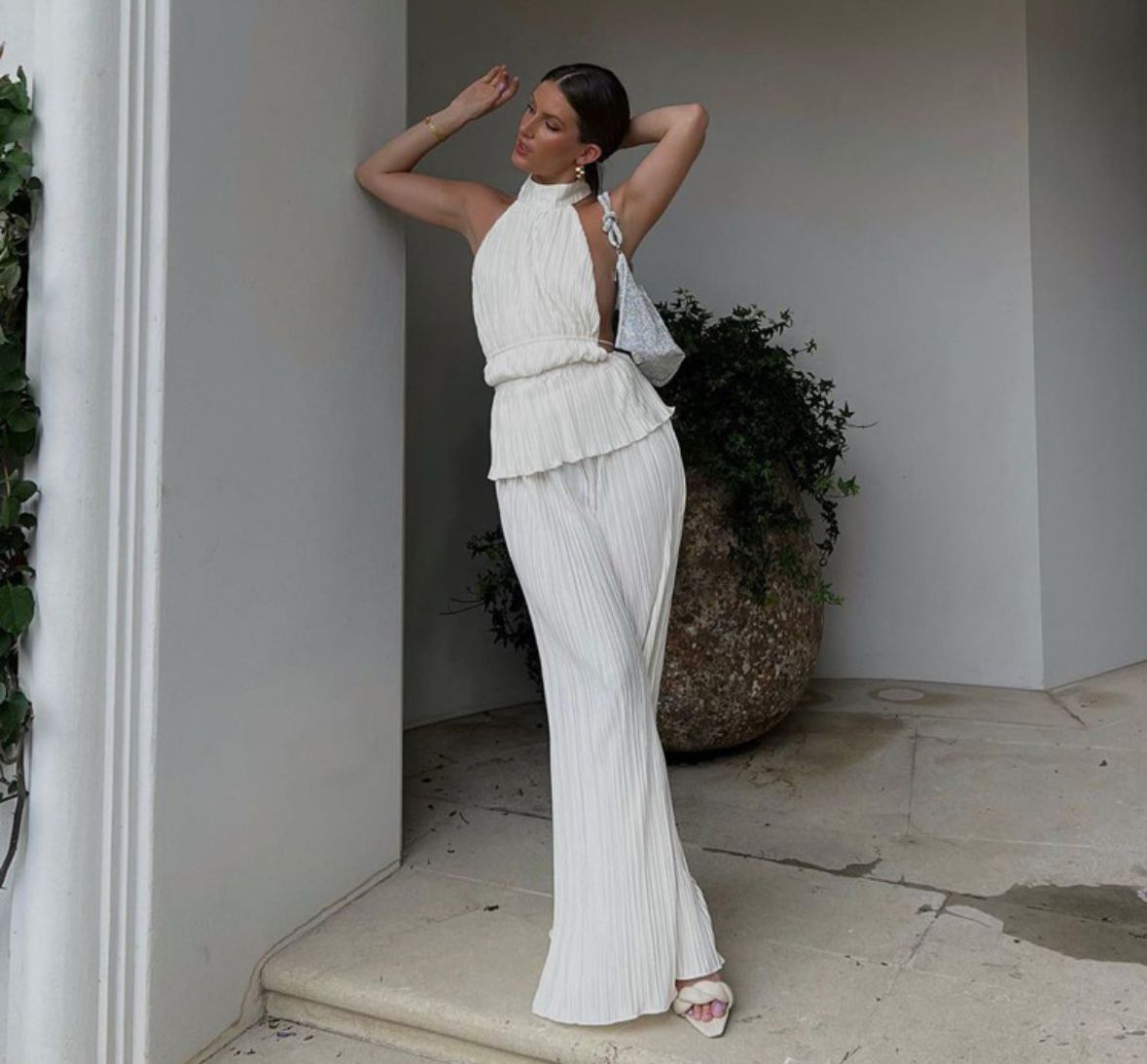 Luna Eleganza – Rückenfreier Plissee-Jumpsuit in Cremeweiß