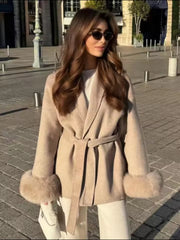 Luxuriöser Wollmantel mit Fuchspelz – Elegant & Zeitlos in Grau