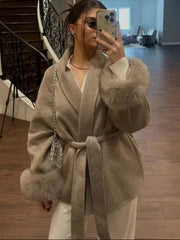 Luxuriöser Wollmantel mit Fuchspelz – Elegant & Zeitlos in Grau