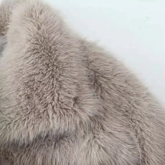 Faux Fur Elegance – Oversized Kunstfelljacke in Taupe