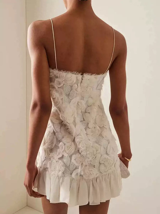 Romantisches Französisches Trägerkleid mit 3D-Blumen & Falten