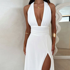 Elegantes Abendkleid mit tiefem Ausschnitt und hohem Beinschlitz