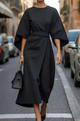 Elegantes Midikleid mit Taillengürtel und Statement-Ärmeln